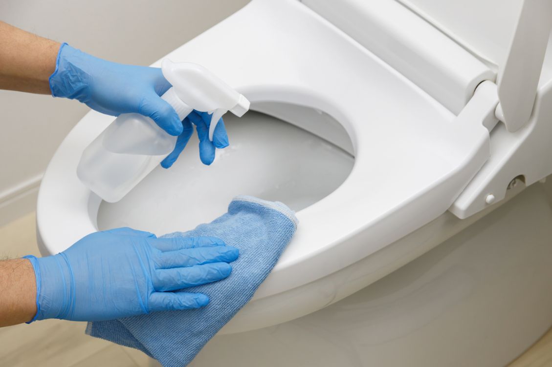 Désodorisant WC naturel : 2 recettes faciles & astuces contre les odeurs