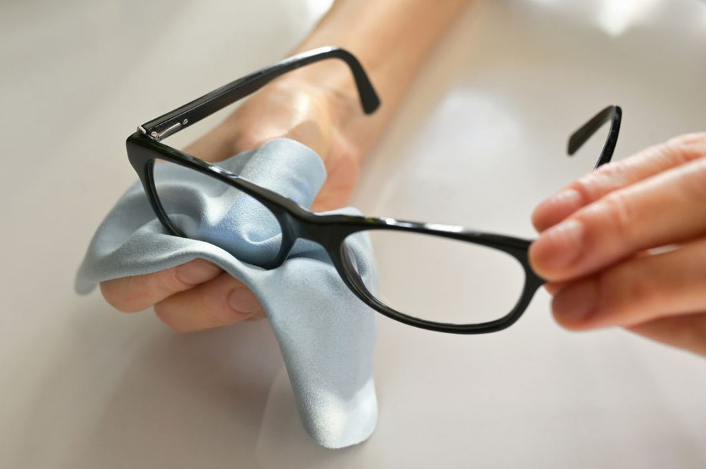 Le nettoyage efficace et quotidien de vos lunettes